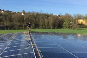 Photovoltaik Reinigung in Würzburg für eine Photovoltaikanlage auf einer grünen Wiese